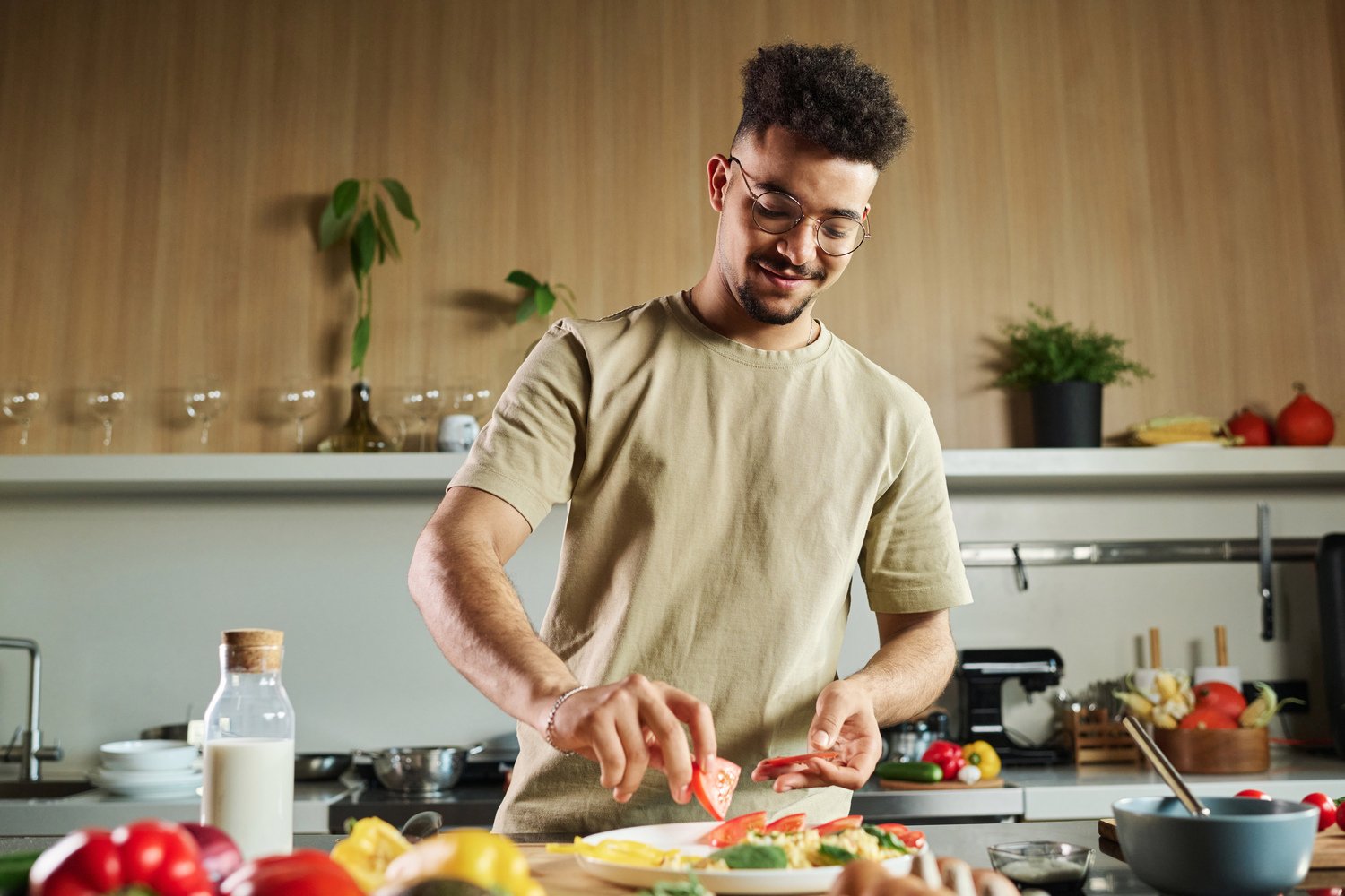 A foto mostra cozinheiro