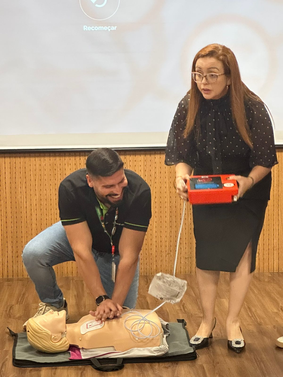 A foto mostra treinamento com desfibrilador