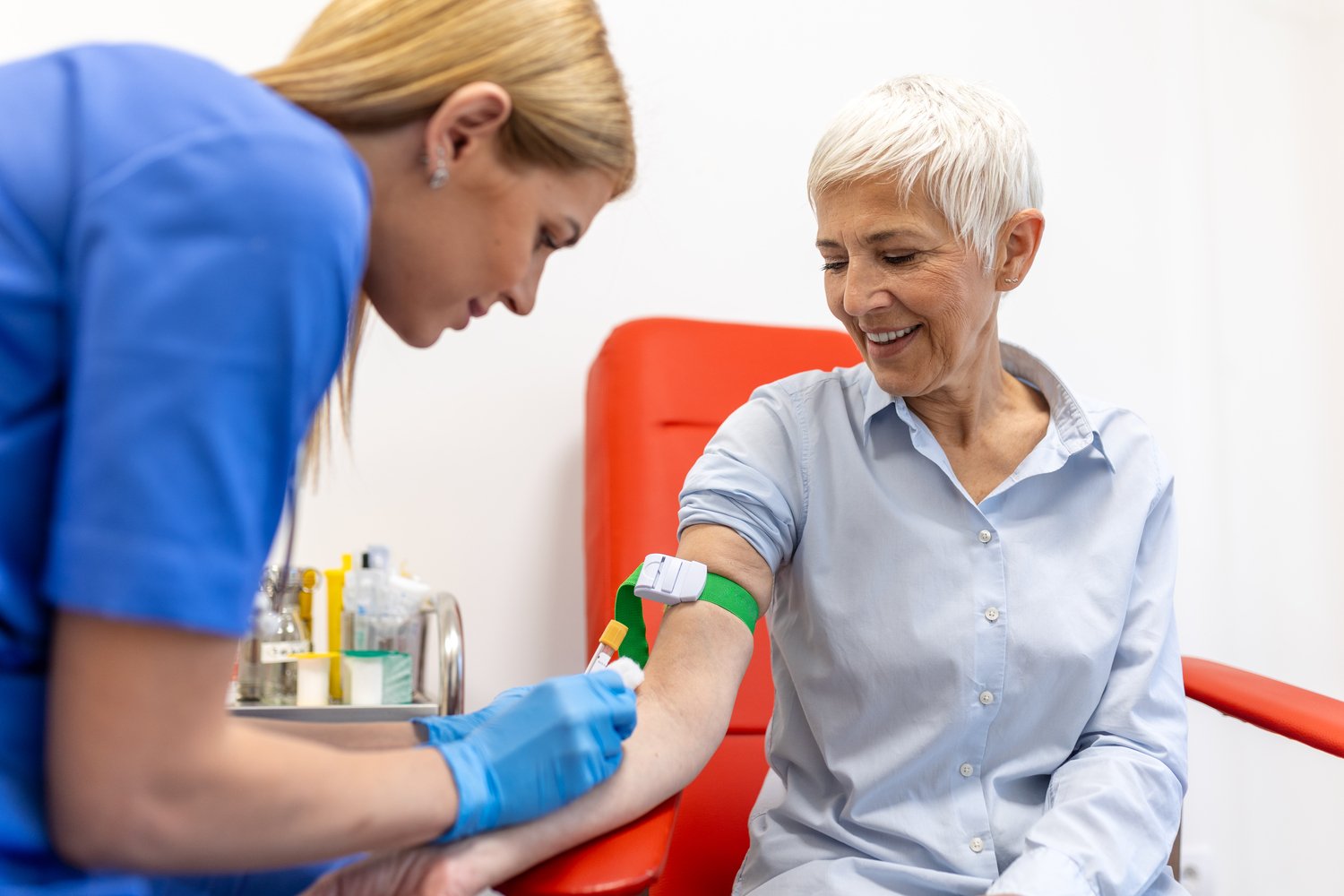 A foto mostra idoso fazendo exame de sangue