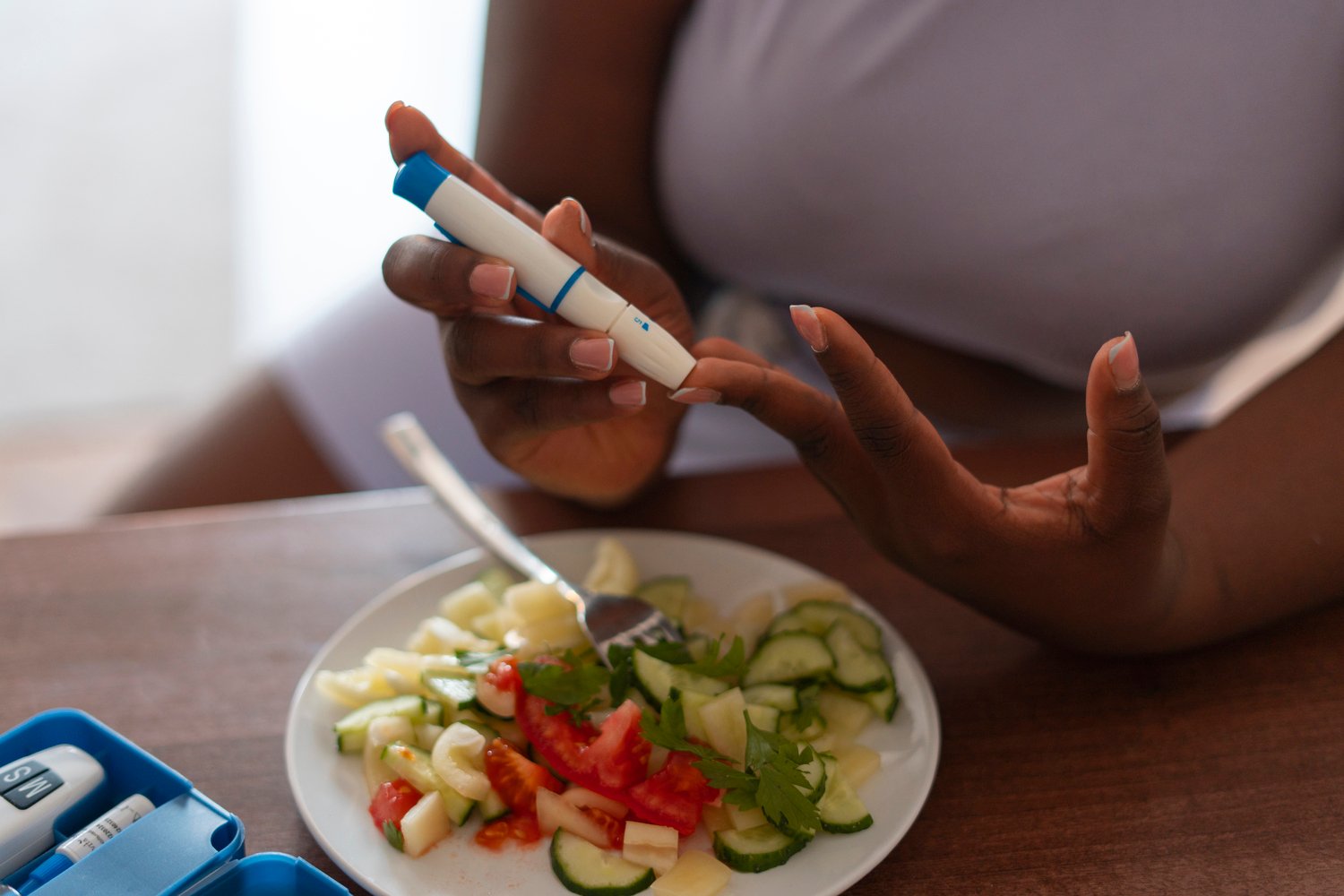 A foto mostra pessoa controlando pré-diabetes
