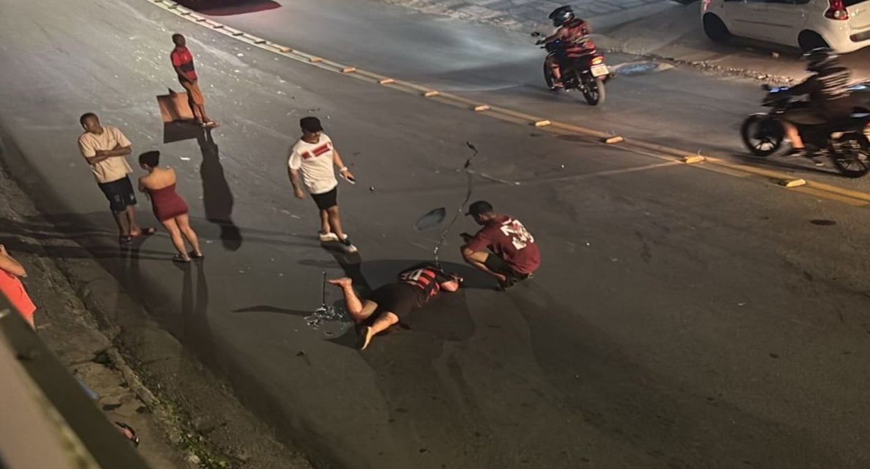 Cena do acidente grave em Cachoeiro mostra vítima caída na Avenida Aristides Campos enquanto moradores tentam ajudar antes da chegada do socorro.