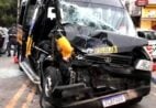 Cinco crianças ficam feridas em acidente entre van escolar e ônibus