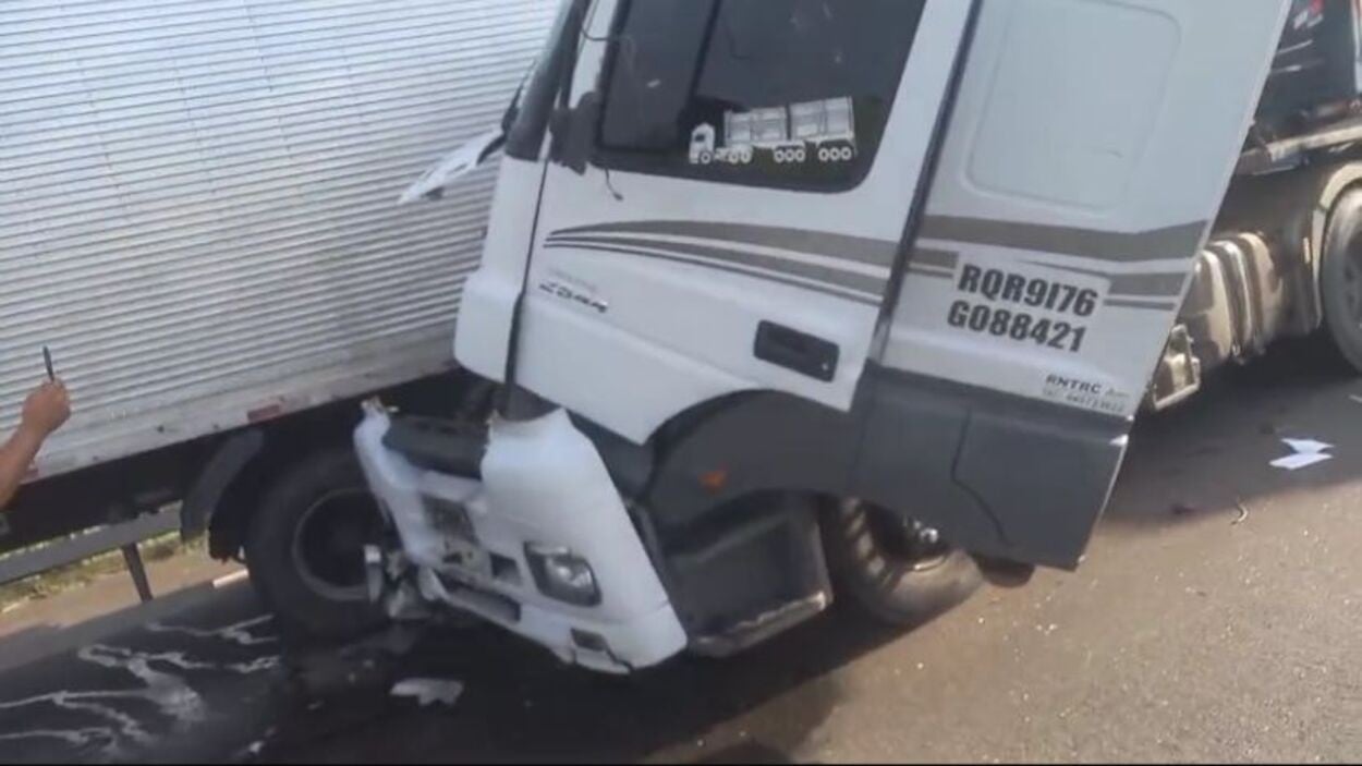Imagem mostra acidente entre caminhões, que ficaram danificados na cabine após batida.