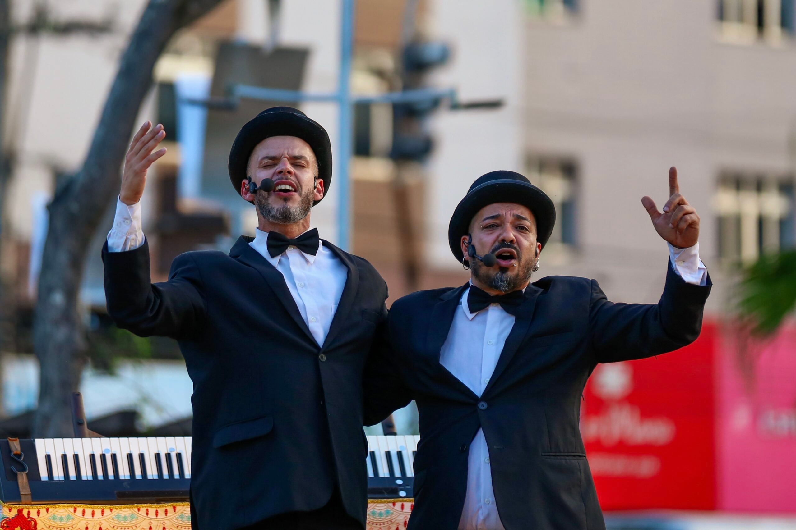 Artistas do grupo Boyásha se apresentam em Itapemirim durante o Festival Beira-Mar de Teatro, reforçando a diversidade cultural do evento.