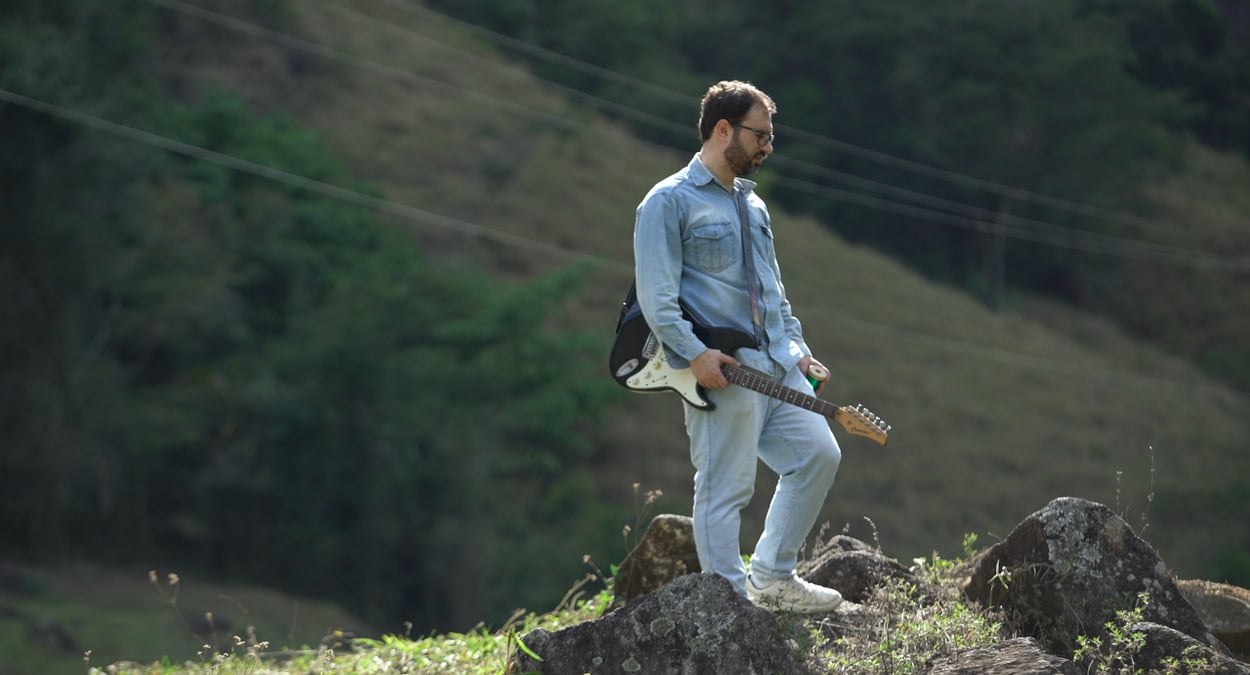 A foto mostra o cantor Makson Côra na gravação do seu videoclip
