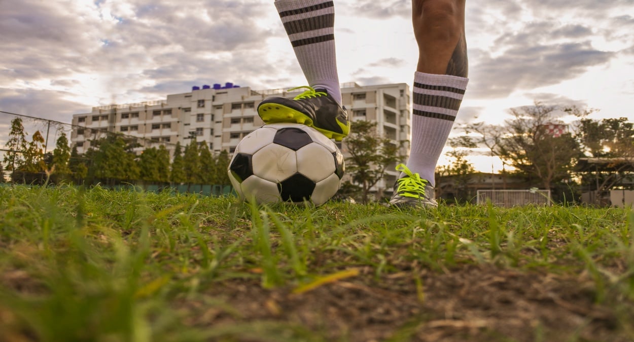 Na imagem há uma homem no campo de futebol - Campeonato Municipal de Futebol no Sumaré
