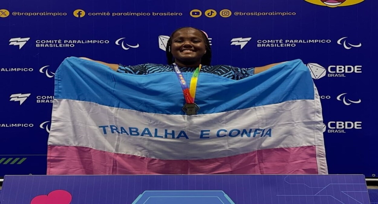 Na imagem uma paratleta comemora o fato de que Capixabas conquistam medalhas na Paralimpíadas Escolares