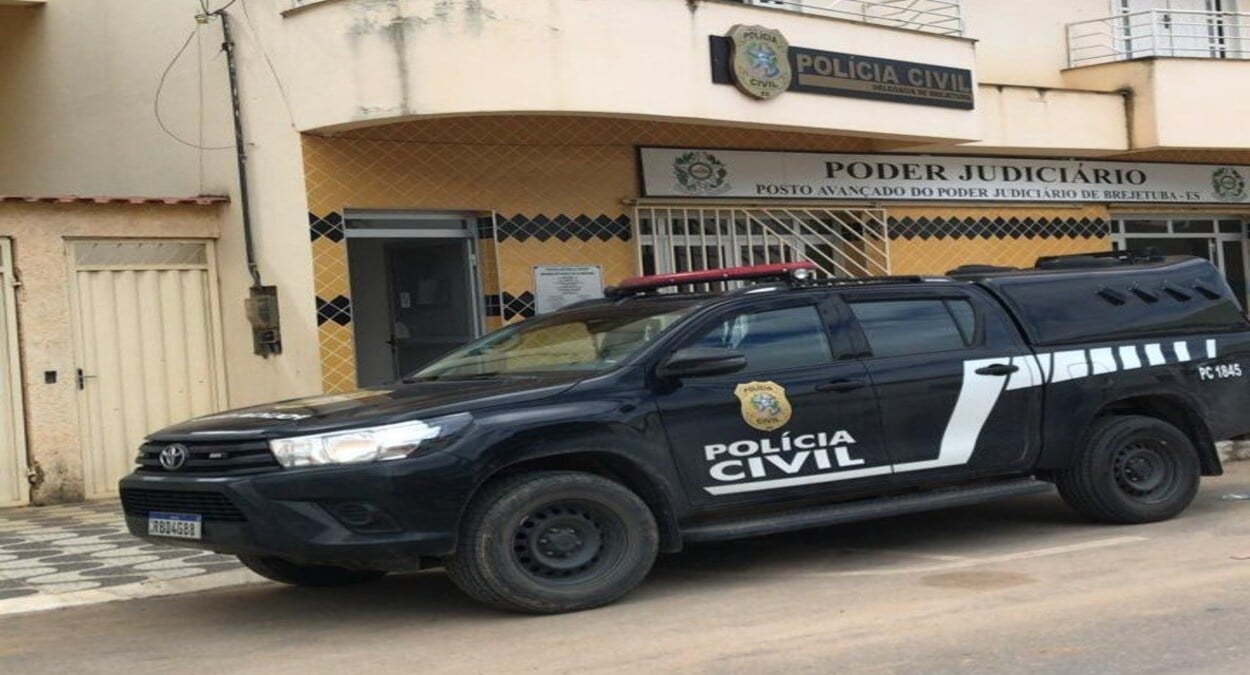 Viatura da Polícia Civil estacionada em frente à Delegacia de Brejetuba, usada na investigação do homicídio em Brejetuba.