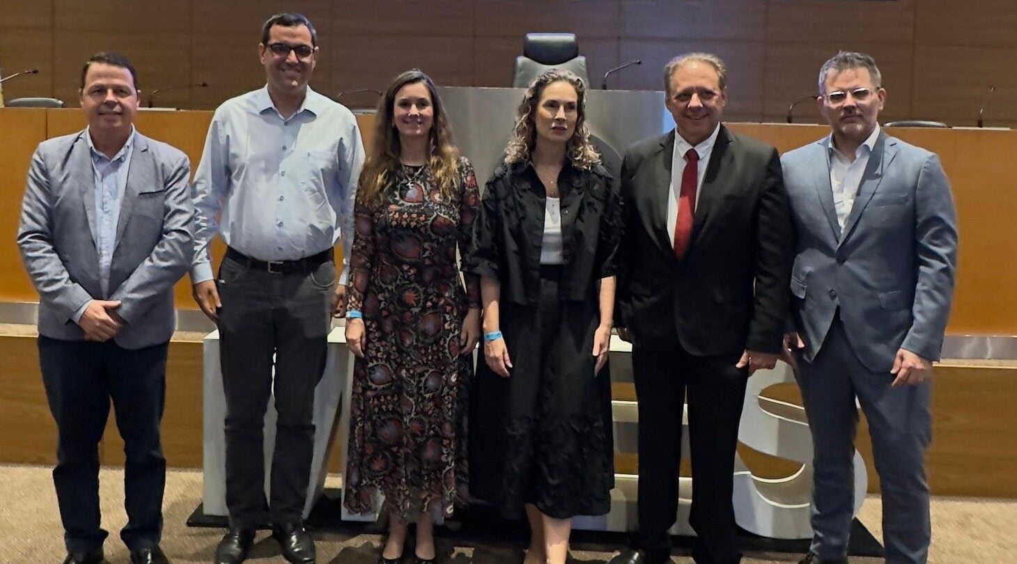 Grupo de autoridades e especialistas posa para foto durante o 1º Fórum de Saneamento, em Vitória. Ao centro está o deputado Dr. Bruno Resende, ao lado de representantes do MPES, Tribunal de Contas e ABRASAN.