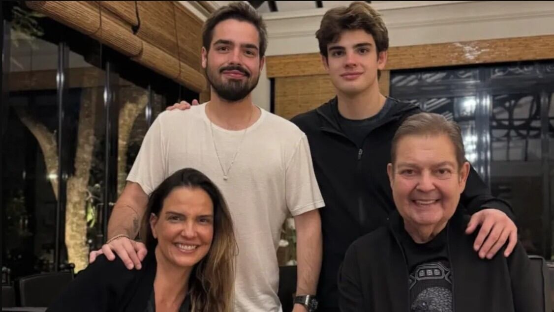 Faustão com a esposa e os filhos comemorando 24 anos casamento