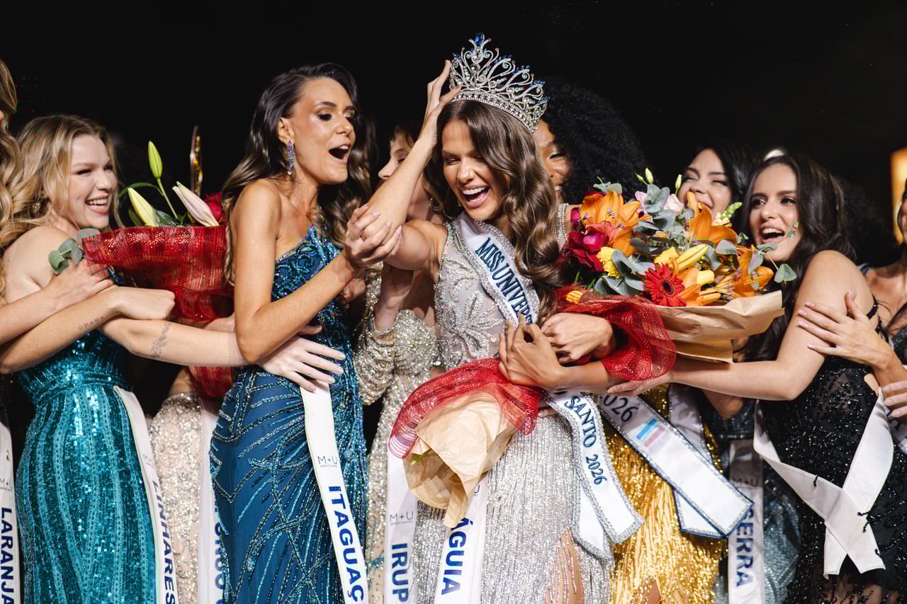 Na foto a entrega da coroa do Mis Universe Espírito 2026