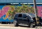 Carro bate violentamente contra poste em Piúma