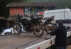 PM recupera motocicleta roubada e prende suspeitos com arma e drogas em Vargem Alta