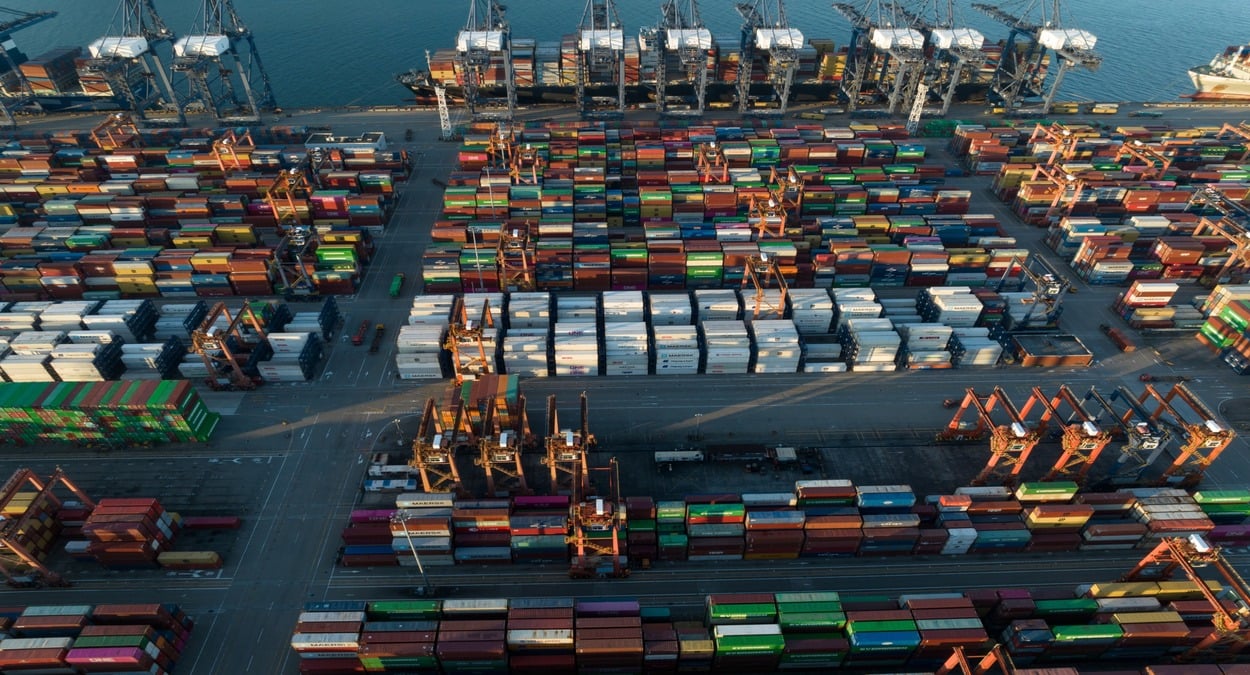 imagem mostra vários container ilustrando a exportação e comércio exterior capixaba