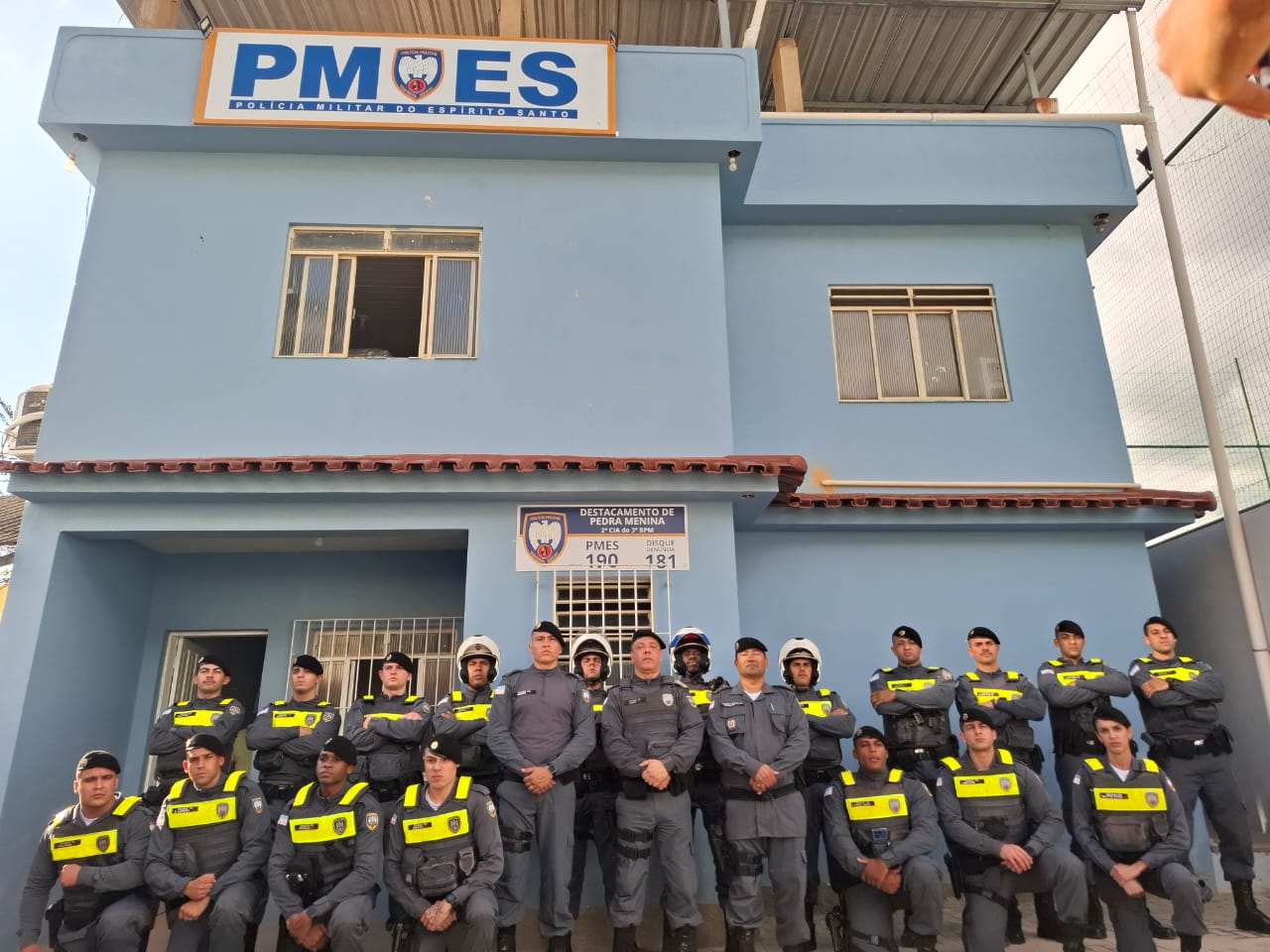 policiais em frente ao batalhão na inauguração do Destacamento da PM em Pedra Menina