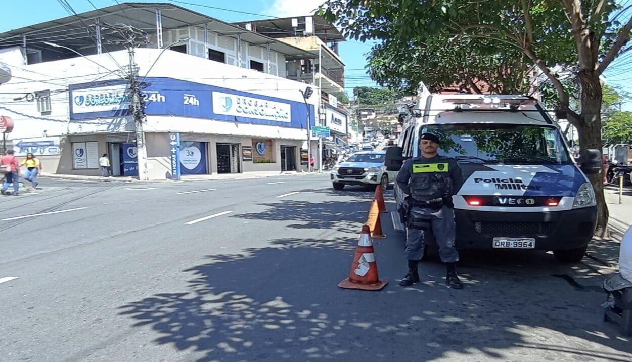 operação black friday - policial em frente a uma viatura em cachoeiro de itapemirim