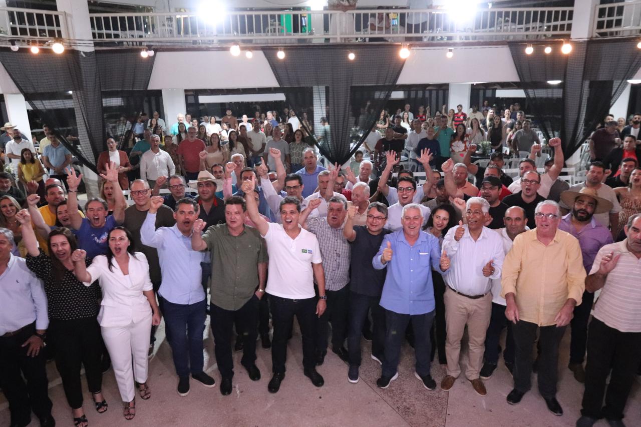 Participantes do movimento Vamos Nessa reunidos em Iúna, com autoridades e lideranças do Espírito Santo.