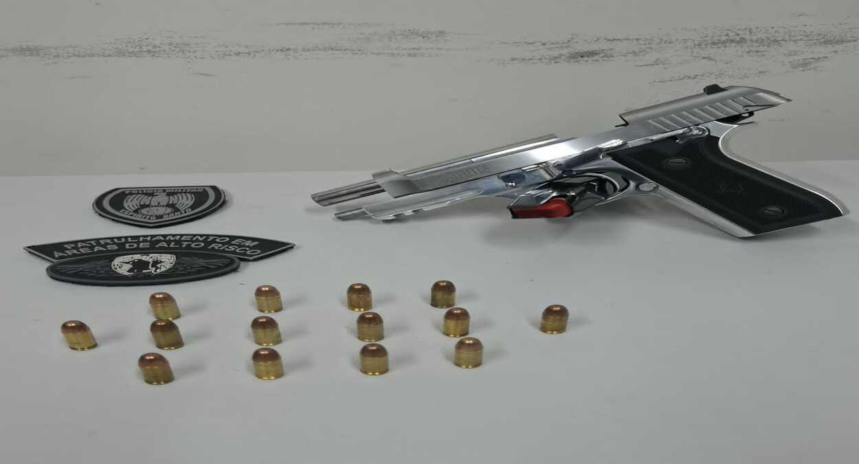 Arma e munições apreendidas durante ocorrência de homem preso com pistola em Guaçuí.