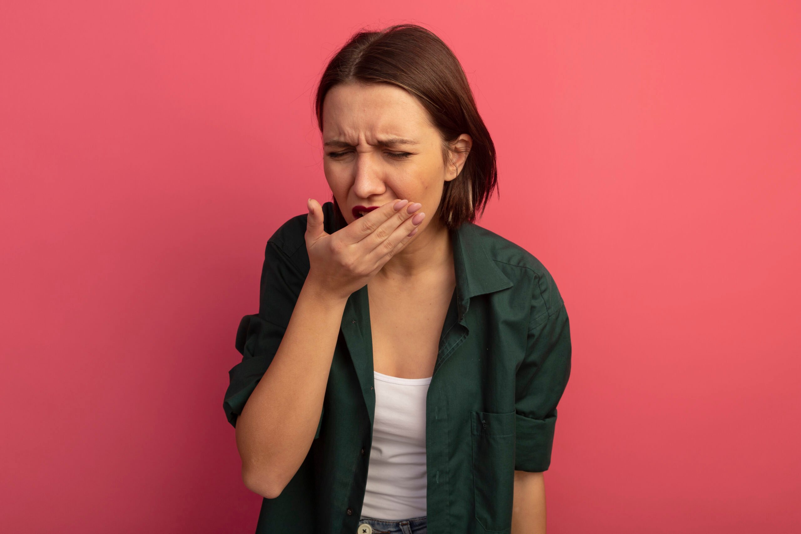 A foto alude à pessoa com mau hálito.