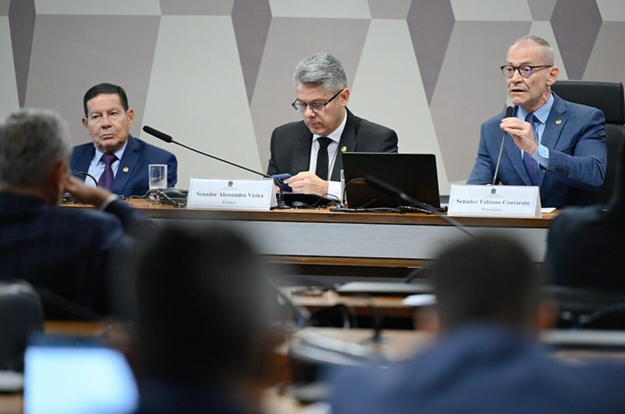 Imagem ilustra homem de terno e gravata cinza na cpi do crime organizado