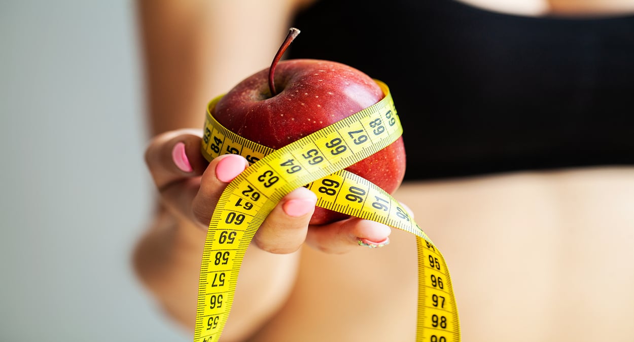 A foto mostra pessoa e, processo de emagrecimento