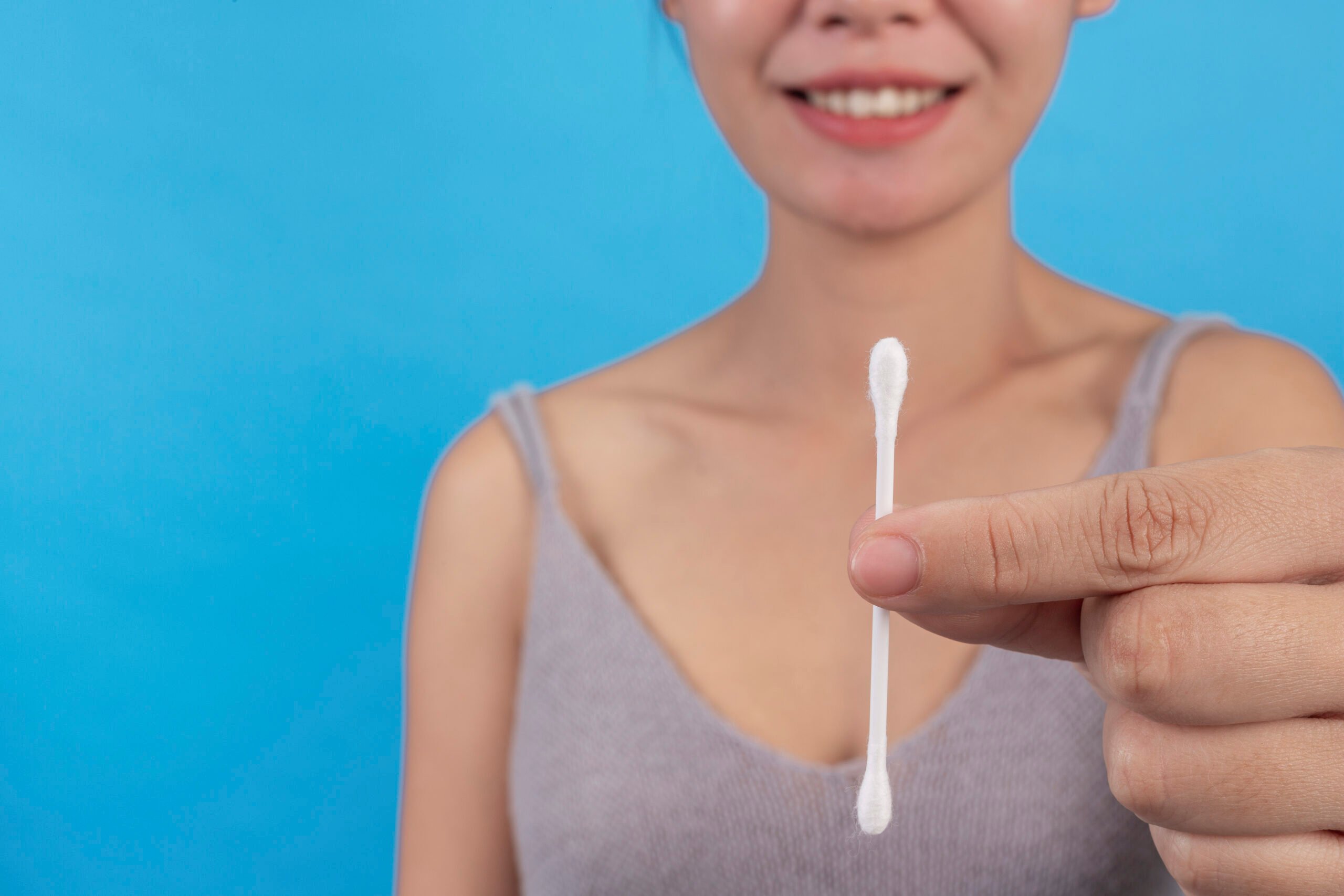 A foto mostra pessoa segurando cotonete