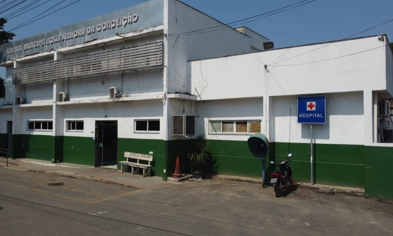 Imagem mostra a fachada do Hospital de Piúma, com fachada branca e verde.