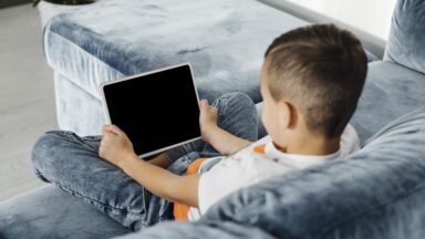 Uso excessivo de telas causa atraso na fala infantil, alertam especialistas