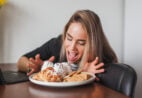 Descubra por que o estresse faz você comer demais
