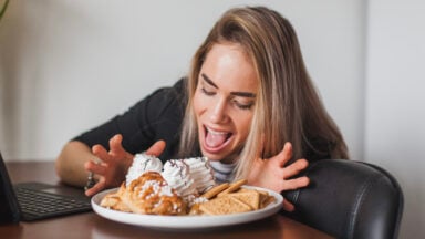 Descubra por que o estresse faz você comer demais