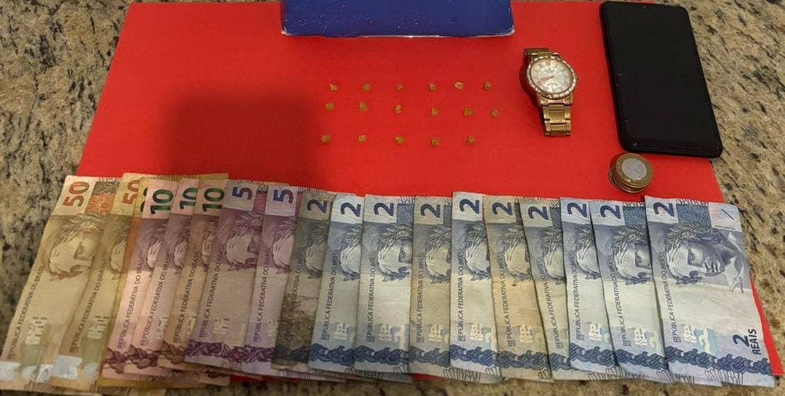 Foto retrata pedras de crack e dinheiro apreendido pela Polícia Militar.