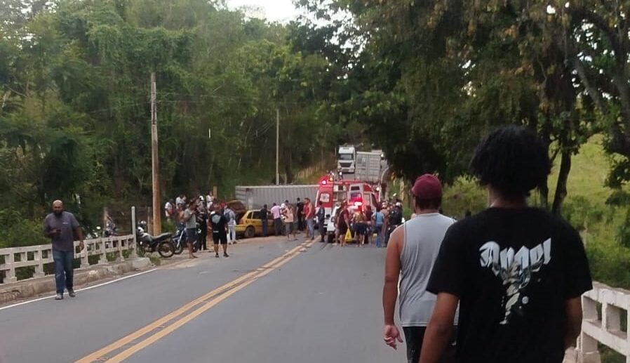 Imagem retrata cena de acidente entre carro e caminhão.