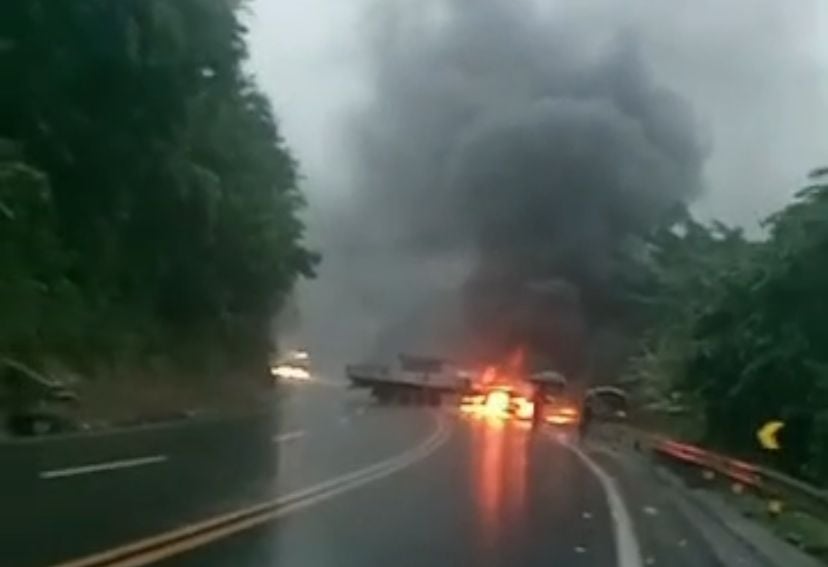 Imagem retrata veículos pegando fogo após acidente na BR 101