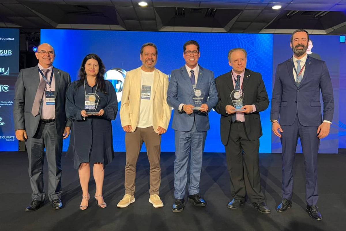 O presidente da Ales, Marcelo Santos, recebendo o prêmio da transparência