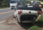 Carro capota após desviar de carreta na BR 101 em Anchieta