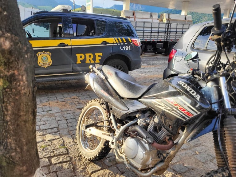 Imagem retrata moto recuperada ao lado de viatura da PRF em Mimoso do Sul.