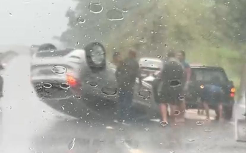 Imagem retrata cena de acidente com carro com as rodas para cima.