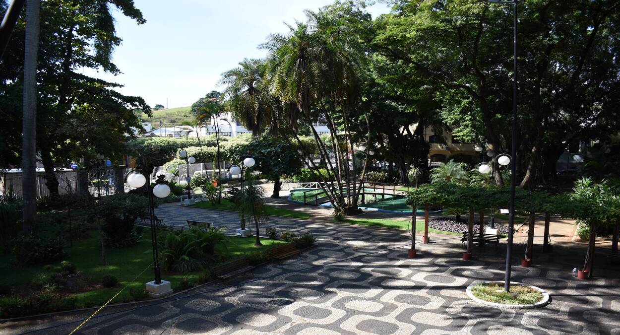 Vista interna do Parque Getúlio Vargas em Alegre, área arborizada e vazia durante o fechamento do Parque Getúlio Vargas para manutenção após risco de queda de galhos.