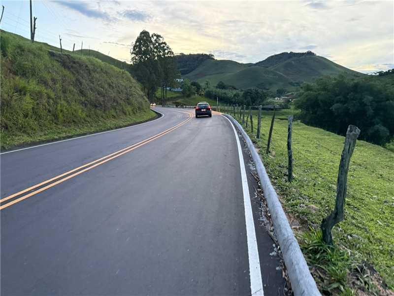 Imagem retrata estrada.