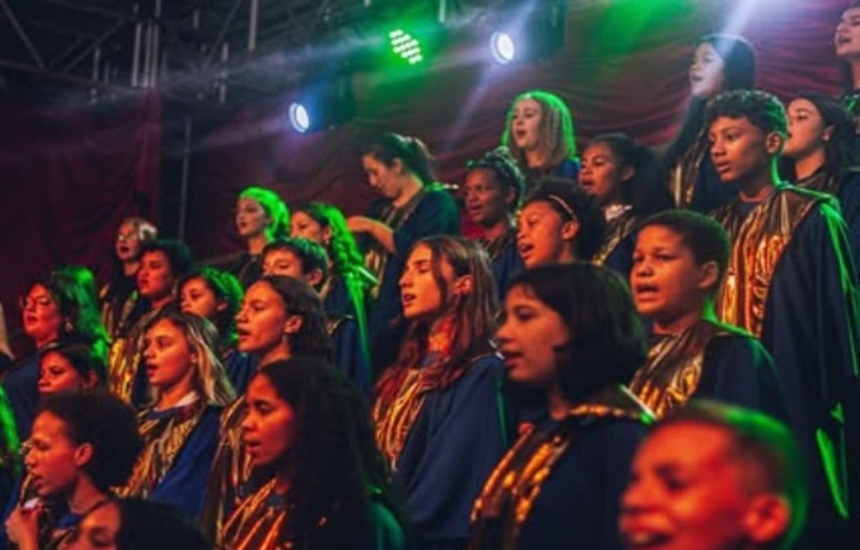 Imagem ilustra apresentação de coral na Feira de Natal Parceria Legal