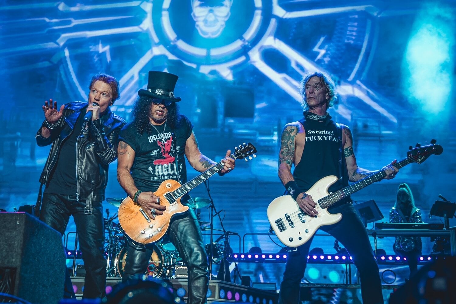 Axl Rose, Slash e Duff McKagan se apresentam no palco em show do Guns N’ Roses.