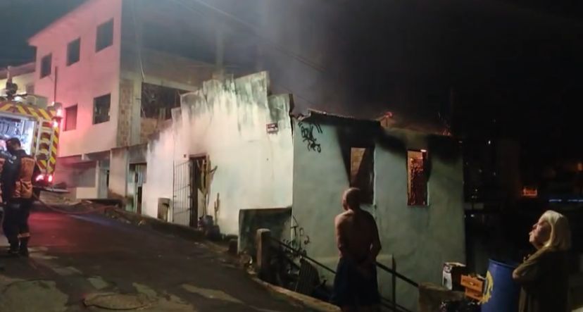 Imagem retrata incêndio em residência.
