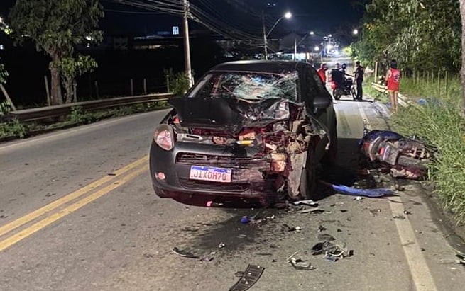 Imagem retrata cena de acidente entre carro e moto em Cachoeiro.
