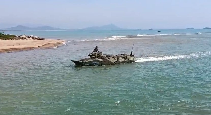 Imagem mostra oceano, com embarcação da Marinha.