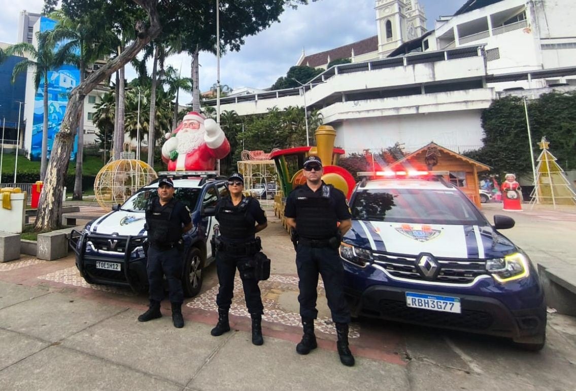 Imagem retrata guardas municipais em frente a viatura da GCM em Cachoeiro.