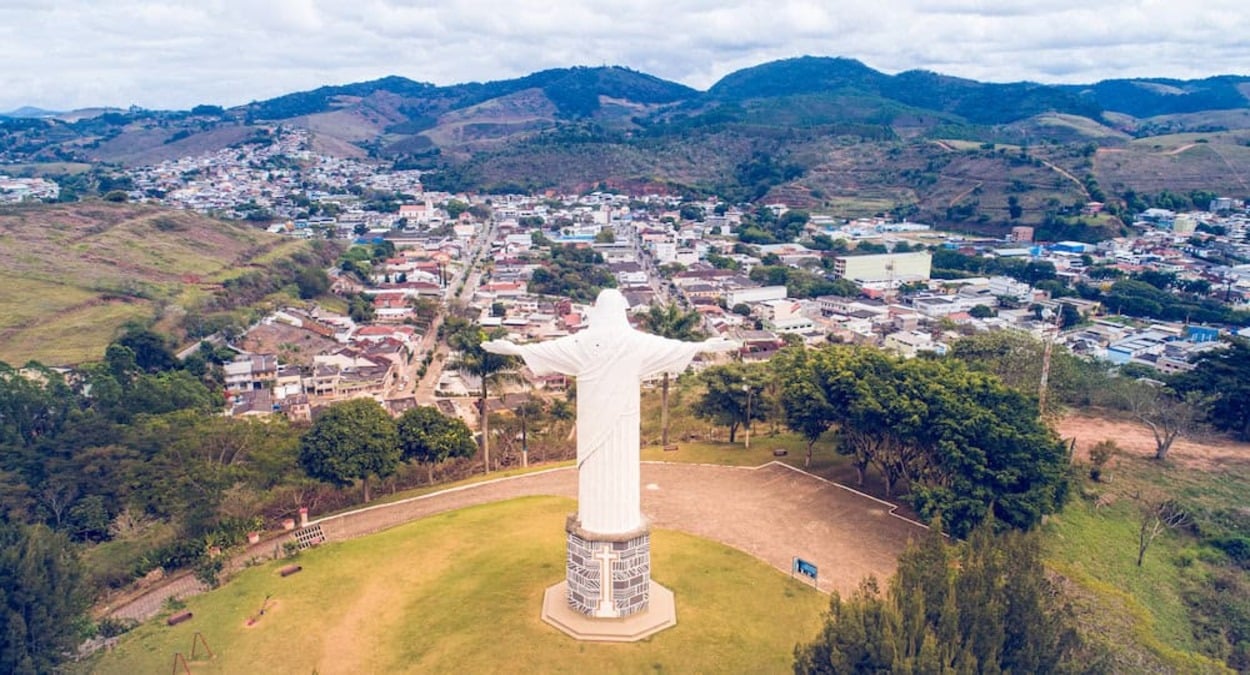 Vista aérea de Guaçuí com o Cristo Redentor no alto do morro, destacando a cidade que receberá o evento Parceria Legal em Guaçuí.