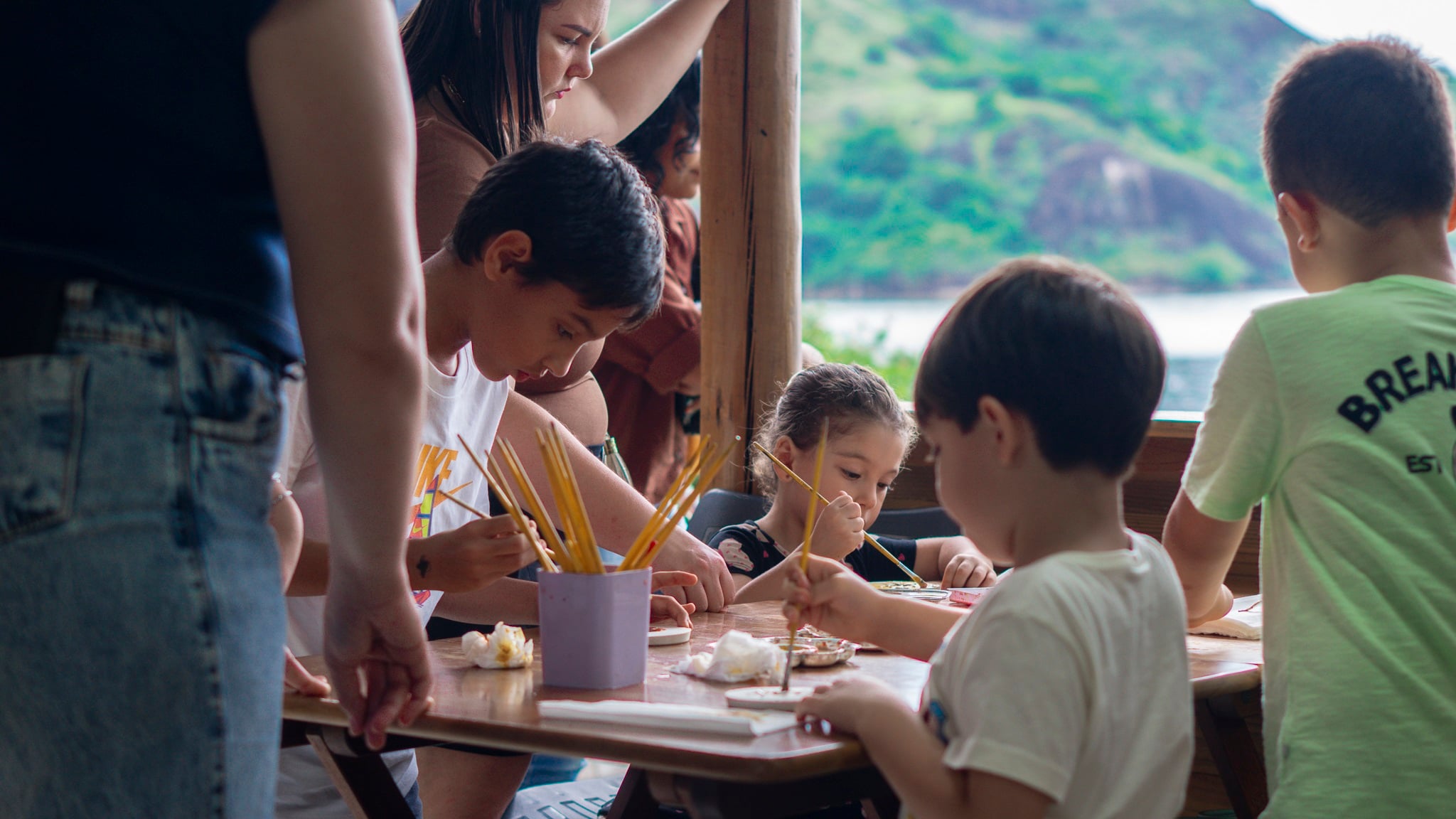 Imagem retrata crianças em oficinas.