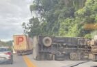 Caminhão tomba na BR 101 e provoca lentidão em Rio Novo
