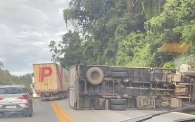 Imagem retrata caminhão tombado na BR 101
