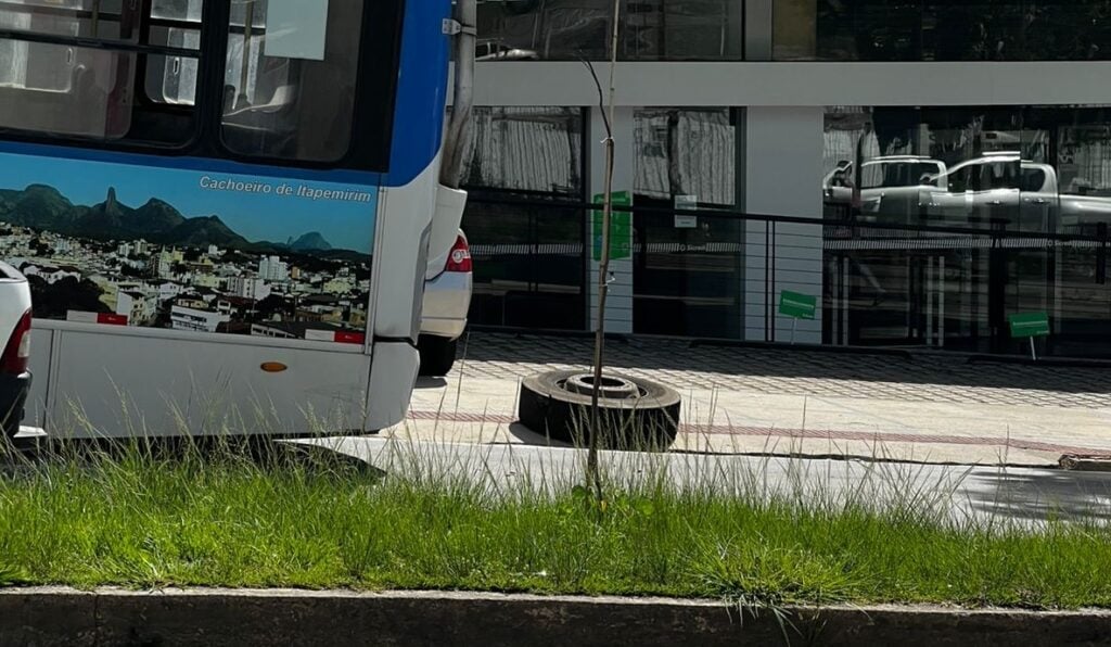 Imagens retrata ônibus em avenida após uma das rodas se soltar.